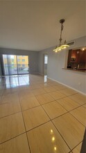 9731 fontainebleau in Doral, FL - Building Photo - Building Photo