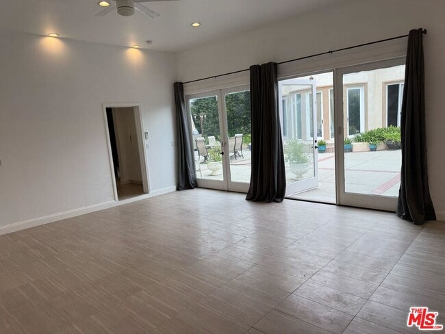 429 S Gretna Green Way in Los Angeles, CA - Building Photo - Building Photo