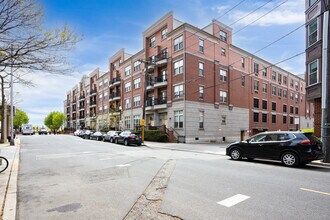 The Pier House in Jersey City, NJ - Building Photo - Building Photo