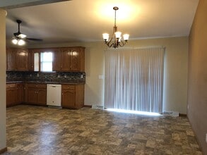 3916 Liverpool Dr in Jefferson City, MO - Building Photo - Building Photo