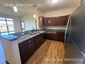 128 Wisconsin St in West Bend, WI - Building Photo