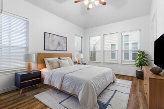 1303 Sherwood Point Ln in Houston, TX - Building Photo - Building Photo