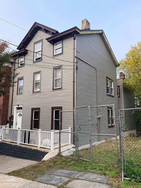 77 York Ave in Staten Island, NY - Building Photo