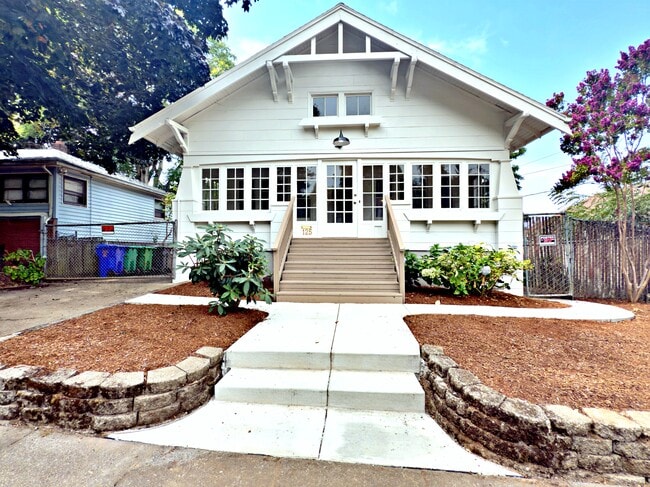 125 NE 84th Ave in Portland, OR - Foto de edificio - Building Photo
