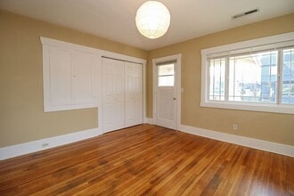 915-915 NE Roselawn St in Portland, OR - Building Photo - Building Photo