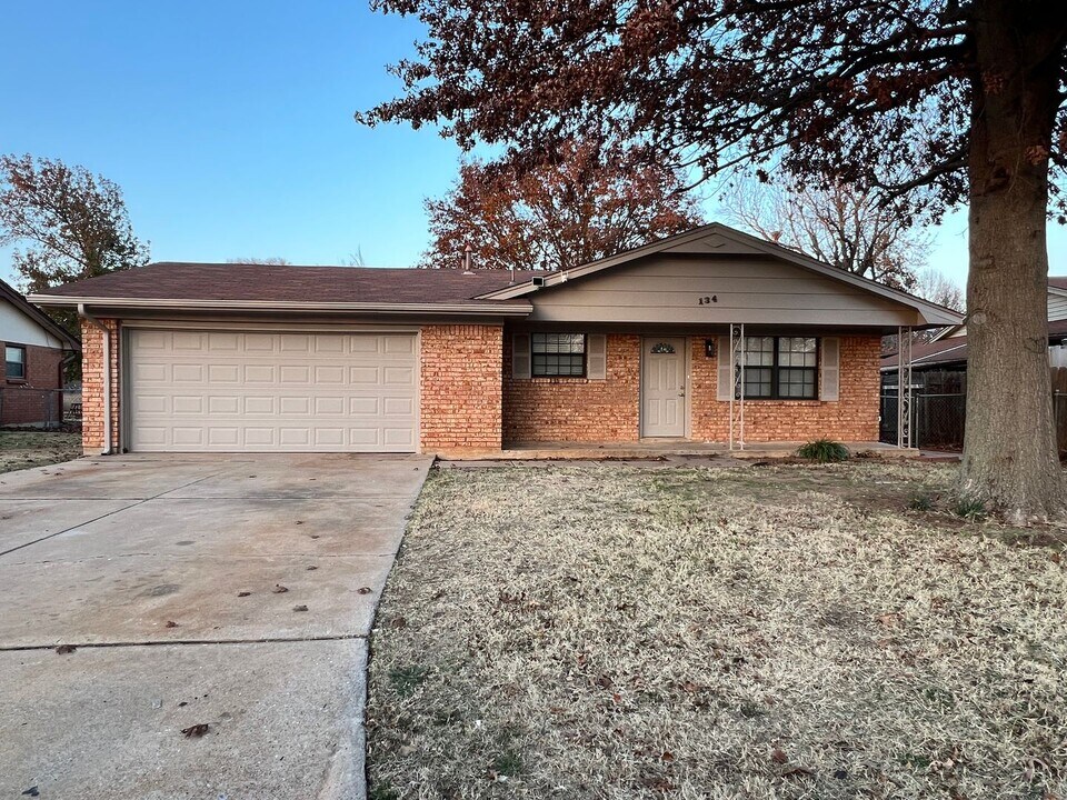 134 NE Fullerton St in Lawton, OK - Building Photo