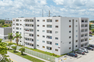 Valencia Towers in Hialeah, FL - Building Photo - Building Photo