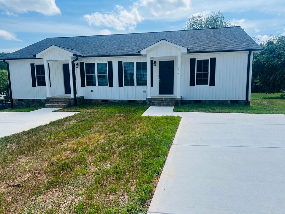 519 N 1st Ave in Maiden, NC - Foto de edificio