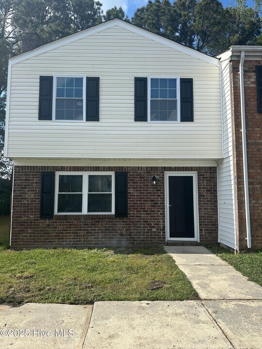 408 Myrtlewood Cir in Jacksonville, NC - Building Photo