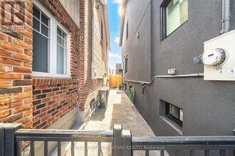 2000 Dufferin St in Toronto, ON - Building Photo - Building Photo