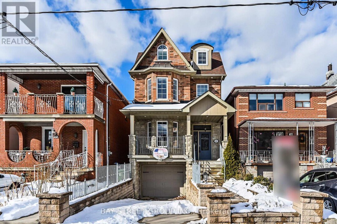 40 Holland Park Ave in Toronto, ON - Building Photo