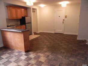 70 Knightsbridge Rd-Unit -1C in Great Neck Plaza, NY - Building Photo - Building Photo