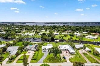 1134 NW Spruce Ridge Dr in Stuart, FL - Foto de edificio - Building Photo