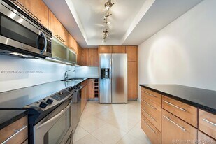 20505 E Country Club Dr, Unit 935 in Aventura, FL - Building Photo