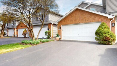 8305 High Point Cir in Darien, IL - Building Photo - Building Photo