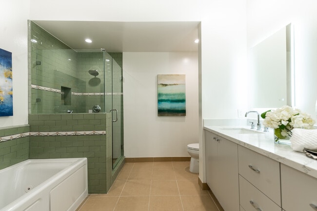 828 S Bedford St, Unit 301 in Los Angeles, CA - Building Photo - Building Photo