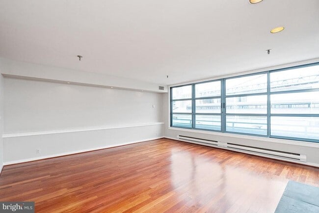 property at 7 N Christopher Columbus Blvd