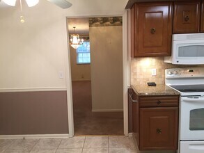 104 Winston Pl, Unit Apt D in St. Joseph, MO - Foto de edificio - Building Photo