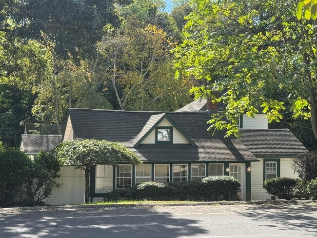 110 N Country Rd, Unit B