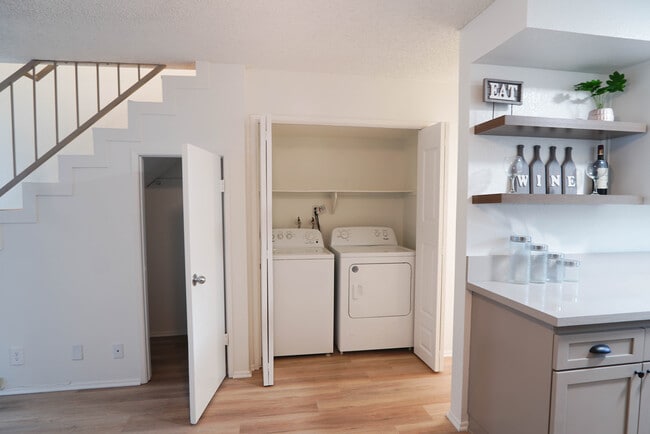 Galleria Townhomes in Lawndale, CA - Foto de edificio - Building Photo