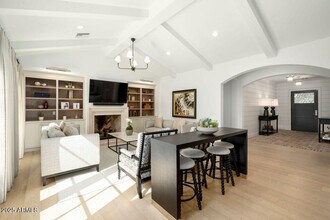5838 E Calle Del Paisano in Phoenix, AZ - Building Photo - Building Photo