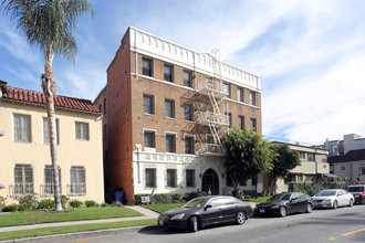 Linda Manor Apartments in Los Angeles, CA - Building Photo - Building Photo