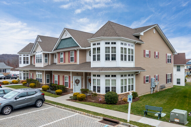 Stoneleigh Woods at Carmel in Carmel, NY - Foto de edificio - Building Photo