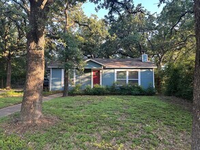 1213 Lindsey Street in Denton, TX - Foto de edificio - Building Photo