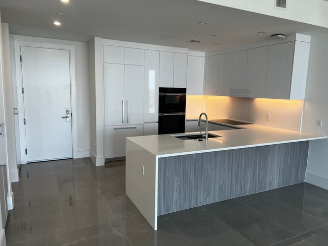 220 Lake Shore Dr, Unit 1017 in Lake Park, FL - Foto de edificio - Building Photo