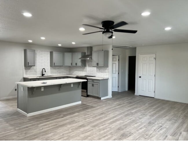 35220 Avenue 13 1/2 in Madera, CA - Foto de edificio - Building Photo