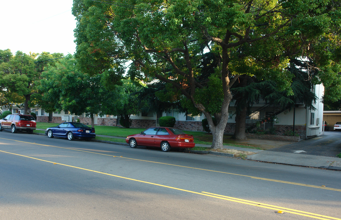 241 W Maude Ave in Sunnyvale, CA - Building Photo