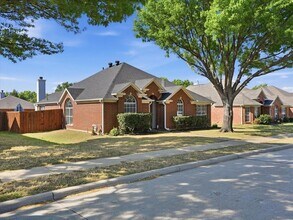 1316 Pelham Ln in Lewisville, TX - Foto de edificio - Building Photo