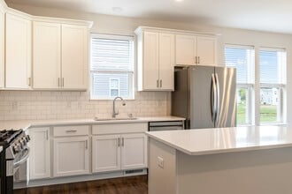 W218N16066 Tiger Lily Dr in Jackson, WI - Building Photo - Building Photo