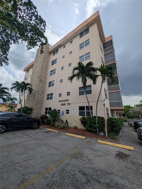 1830 Dixieana St in Hollywood, FL - Building Photo