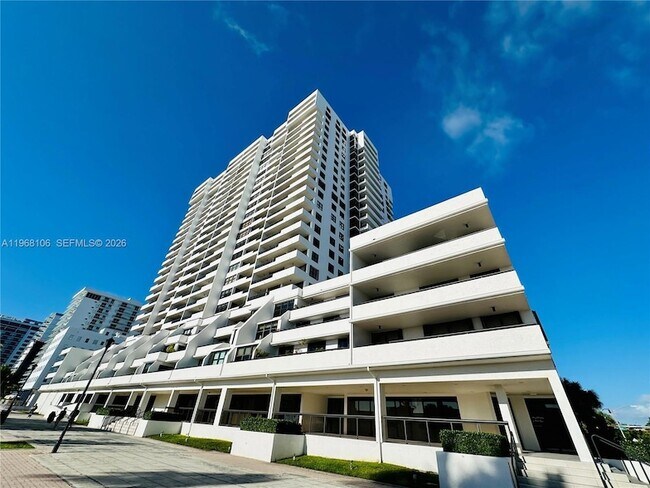 2555 Collins Ave, Unit 1609 in Miami Beach, FL - Building Photo - Building Photo
