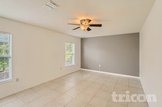 2334 Danforth Rd in Spring Hill, FL - Foto de edificio - Building Photo