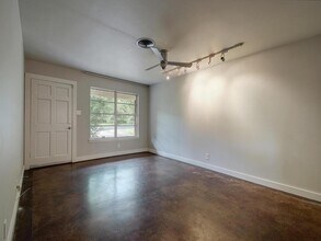 1110 Fieldcrest Dr in Austin, TX - Building Photo - Building Photo