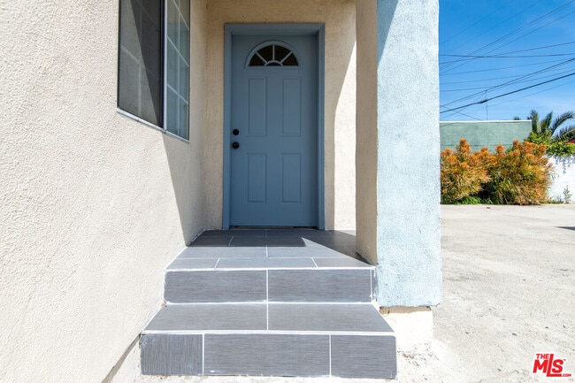 2134 Cloverdale Ave in Los Angeles, CA - Building Photo - Building Photo