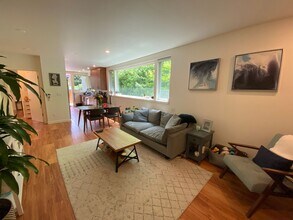 2351 Franklin Ave E in Seattle, WA - Building Photo - Building Photo