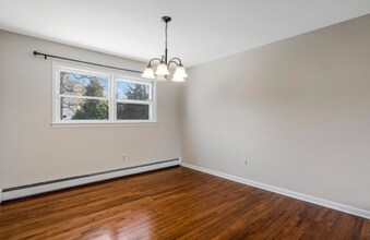 944 Victor St in Bridgewater, NJ - Foto de edificio - Building Photo