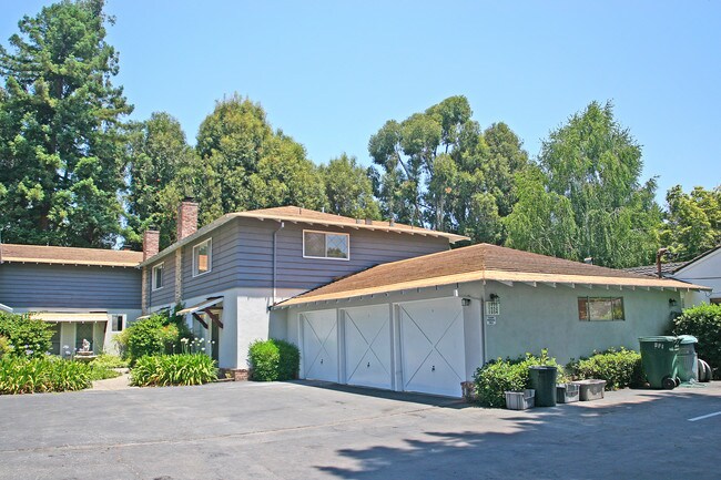 Pine Court Condominiums in Menlo Park, CA - Building Photo - Building Photo