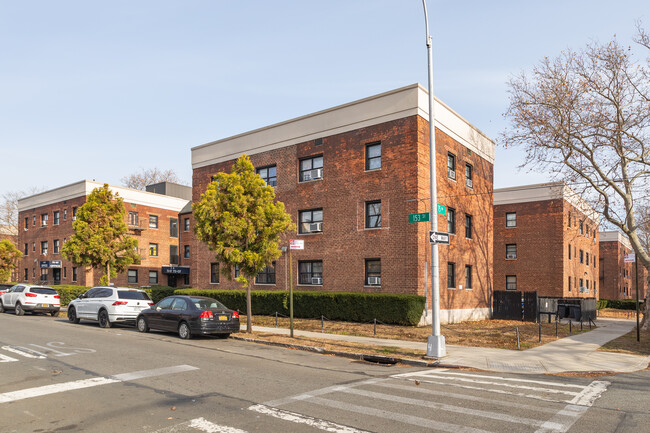 Kew Gardens Hills in Kew Gardens Hills, NY - Building Photo - Building Photo