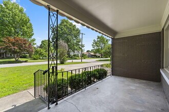 1054 E Kingsbury St in Springfield, MO - Foto de edificio - Building Photo