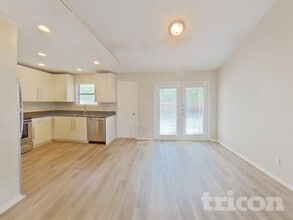 837 Globe Ave in Blue Mound, TX - Foto de edificio - Building Photo