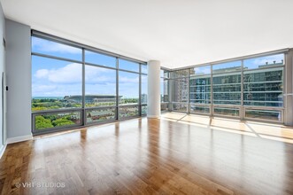 100 E 14th St in Chicago, IL - Building Photo - Building Photo