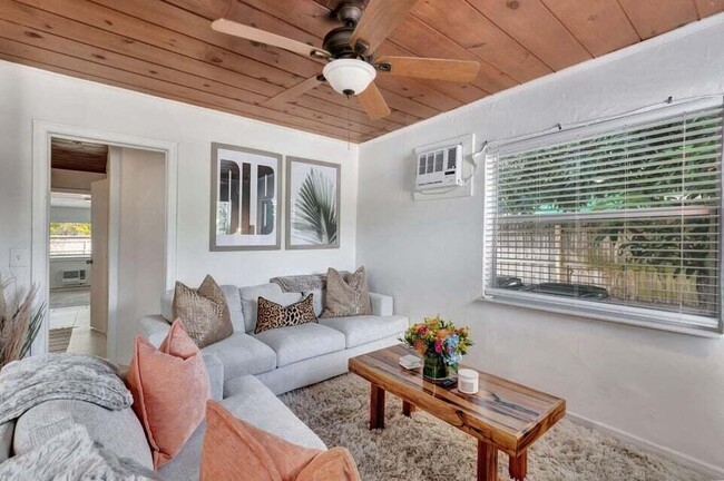 329 SE 3rd Ave in Delray Beach, FL - Building Photo - Building Photo