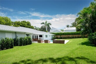 675 Yucca Rd in Naples, FL - Foto de edificio - Building Photo