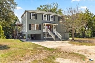 1105 Lakeview Dr in Seguin, TX - Building Photo