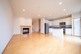 15579 Junegrass Ln in Eden Prairie, MN - Building Photo - Building Photo