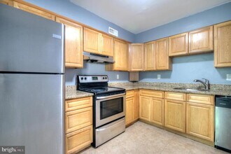 100 Chaucer Rd in Mount Laurel, NJ - Building Photo - Building Photo